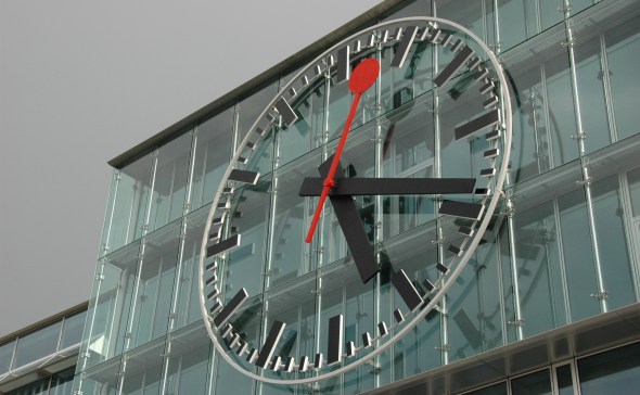 Aarau Station clock close up by Markus Meier CC BY-SA 2.5 