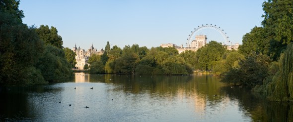 St_James's_Park_Panorama_-_Sept_2006