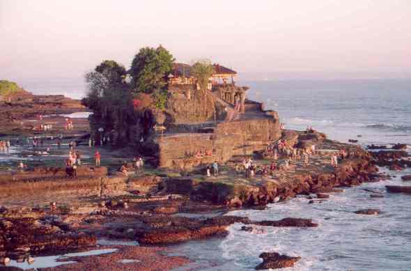 indonesia-tanah-lot-temple-at-sunset